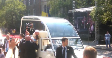 Papa Franjo poljubio dječaka, a on nije bio ni svjestan toga...