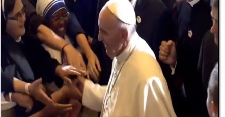 PRATITE UŽIVO: Sveti Otac je stigao u katedralu Srca Isusova: Živio papa!