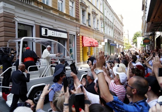 Papu Franju ispred Katedrale dočekalo na stotine ljudi
