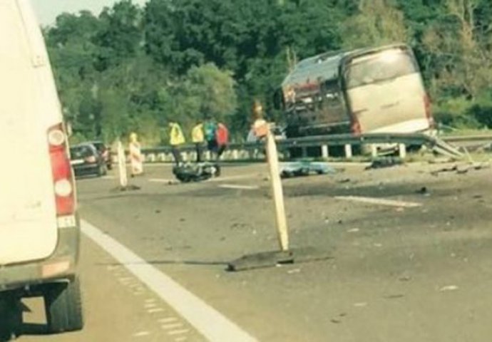 STRAVIČNA NESREĆA: Motociklista naletio na autobus pun djece