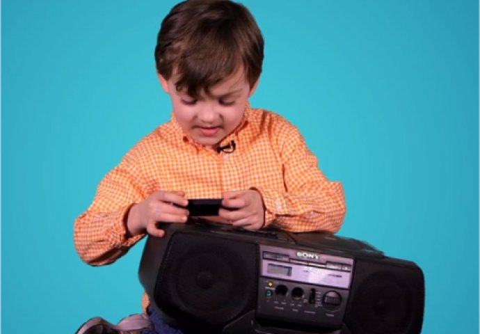 Djeca koja po prvi puta vide kasetofon (VIDEO)