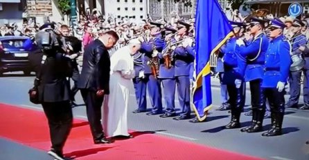 Papa Franjo tokom posjete napravio nešto čega se pola Bosne i Hercegovine stidi