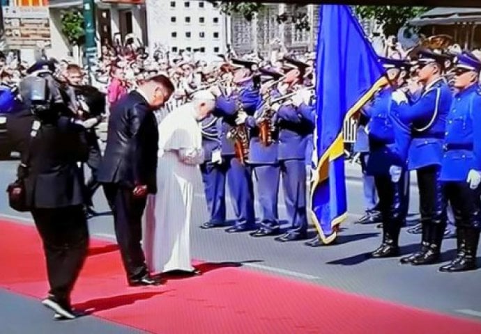 Papa Franjo tokom posjete napravio nešto čega se pola Bosne i Hercegovine stidi