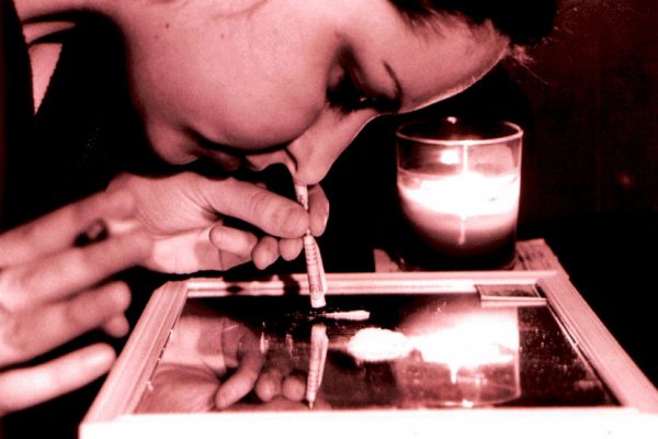 droga-drogiranje-kokain-smrkanje