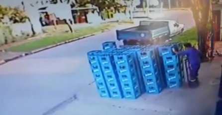 ZA OPLAKATI: Ovako je ovaj čovjek dobio otkaz prvi dan na poslu! (VIDEO)