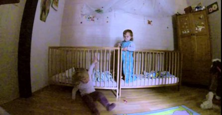 Zajedno možemo sve: Jednoj sestri blizankinji je ispala cucla. Pogledajte njihove duhovite taktike kako bi došle do cucle!