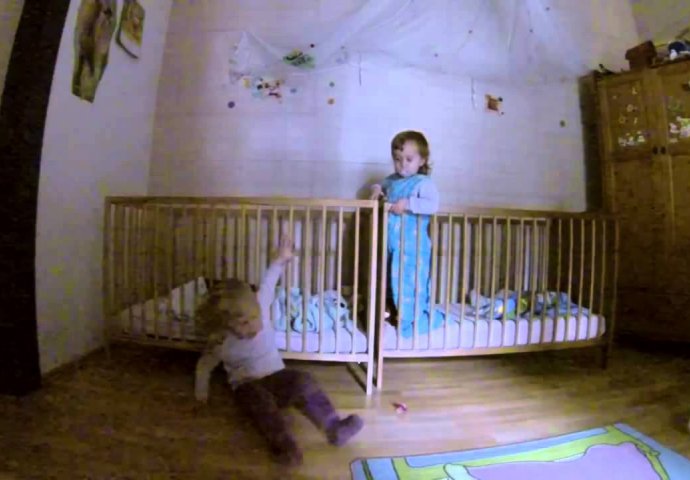 Zajedno možemo sve: Jednoj sestri blizankinji je ispala cucla. Pogledajte njihove duhovite taktike kako bi došle do cucle!