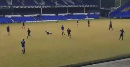 (VIDEO) Ovo je najluđi auto-gol u historiji fudbala: Kako mu je samo ovo uspjelo?