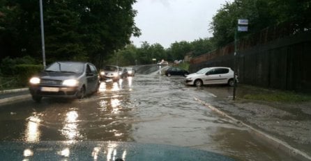 (VIDEO) STRAŠNO NEVRIJEME: Vjetar rušio sve pred sobom, većina ulica pod vodom!