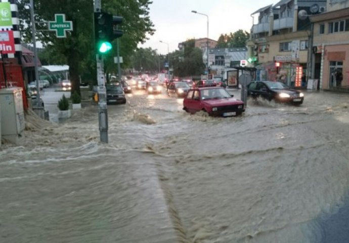 (VIDEO)JAKO NEVRIJEME POHARALO BEOGRAD: Pogledajte ove dramatične snimke!