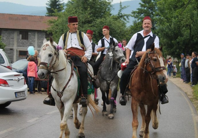 Konjanici iz Viteza krenuli na put dug 100 kilometara prema Ajvatovici