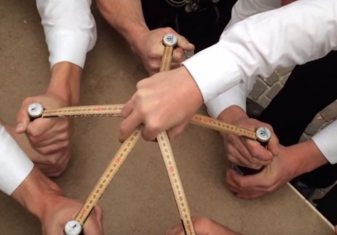 Pogledajte kako momci u Švicarskoj otvaraju pivo