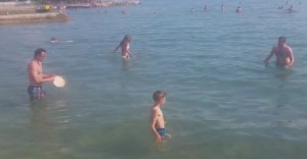APSOLUTNI HIT: Ovako njih dvojica igraju frizbi