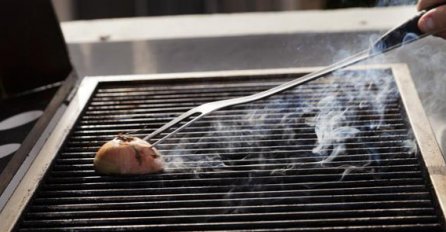 10 GENIJALNIH TRIKOVA ZA ČIŠĆENJE: Roštilj očistite crnim lukom, hljebom pokupite razbijeno staklo