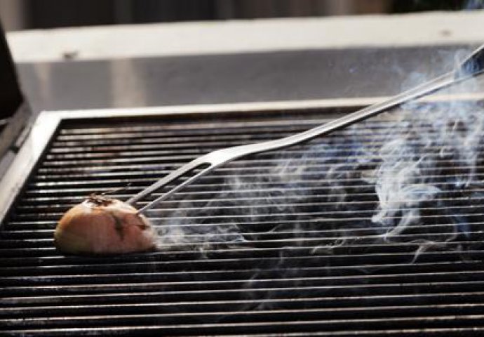 10 GENIJALNIH TRIKOVA ZA ČIŠĆENJE: Roštilj očistite crnim lukom, hljebom pokupite razbijeno staklo