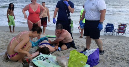 (VIDEO) STRAVIČAN PRIZOR: Ajkula odgrizla ruke dječaku i djevojčici