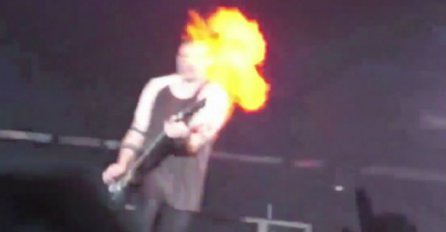 UZNEMIRUJUĆI VIDEO: Gitarista se zapalio, gorjela mu glava na bini!