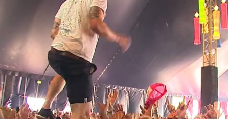 (VIDEO) Gađali su ga pivom, a onda je on reagovao na najbolji mogući način!