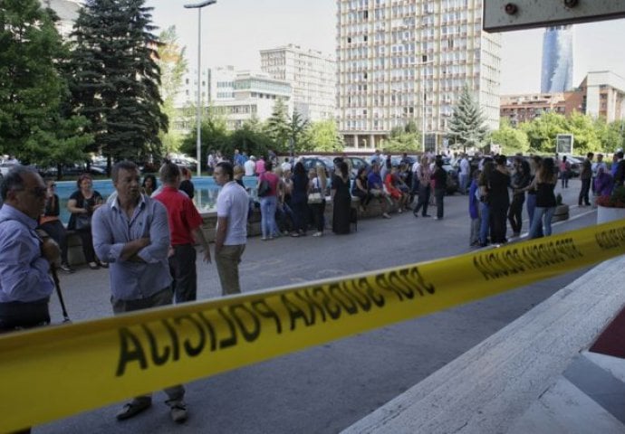 Stotinjak radnika protestuje ispred hotela Holiday