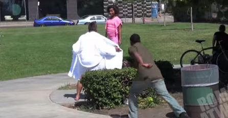 Pogledajte: Nevjerovatne reakcije roditelja na čovjeka koji nosi ogrtač i po parku pokazuje svoje tijelo djeci!