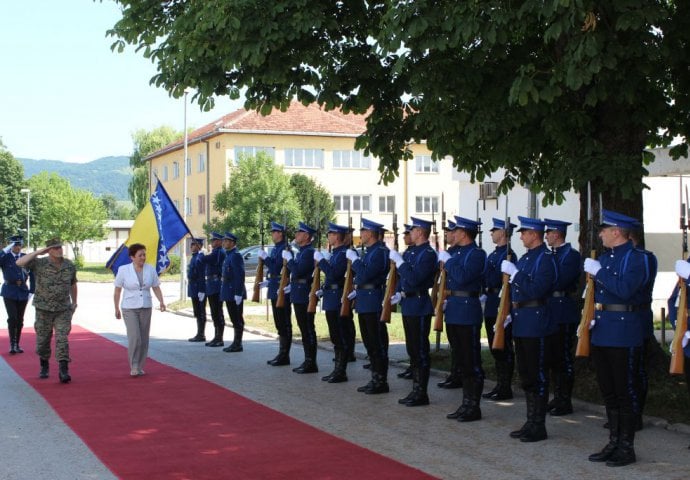 Delagacija Ministarstva odbrane BiH posjetila kasarnu "Rajlovac" i prisustvovala vojnoj vježbi