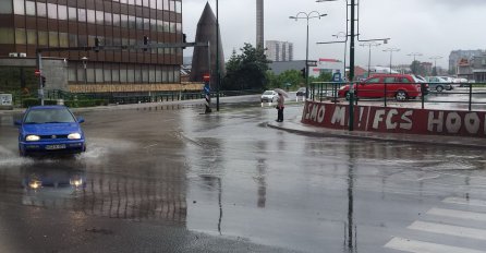 Poplavljene sarajevske ulice: Snažan pljusak izazvao probleme u saobraćaju