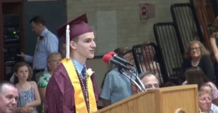 Đak generacije držao govor na maturskoj priredbi, a potom iznenadio sve prisutne