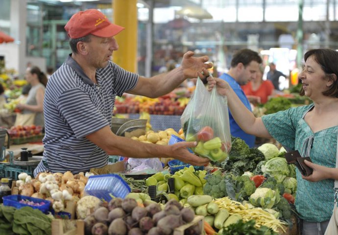 (FOTO) Muslimani Balkana spremno dočekuju ramazan: Od tradicionalnih jela u kućama do zajedničkih iftara za siromašne