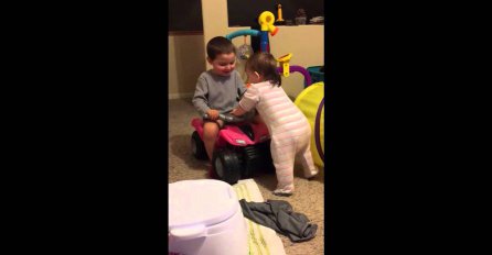 Pogledajte na koji način stariji brat uči svoju sestricu prvim koracima!