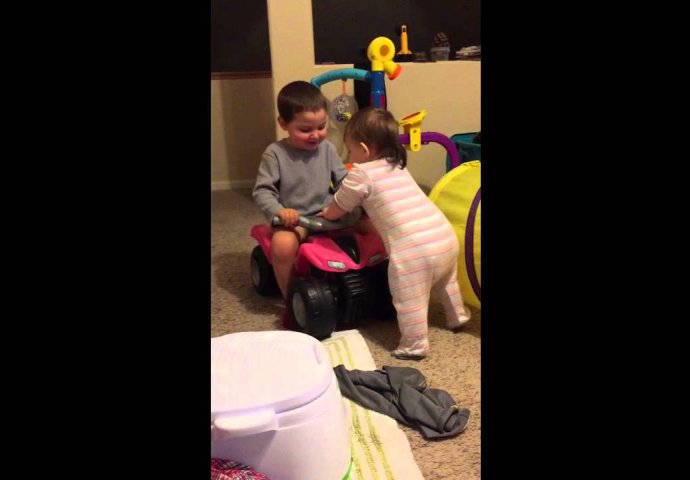 Pogledajte na koji način stariji brat uči svoju sestricu prvim koracima!