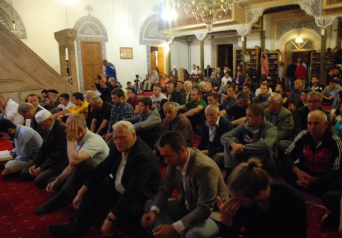 Prvim teravijama na Kosovu počeo ramazan: Prepune džamije u Prištini