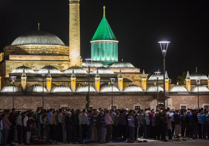 Ramazan u svijetu: Muslimani obavili prvi teravih-namaz (FOTO)