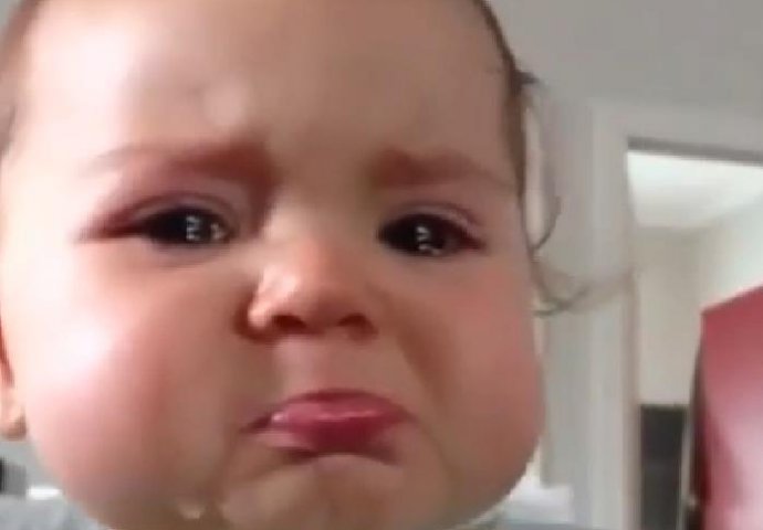 (VIDEO) SVE JOJ SE SKUPILO: Da li ste ikada vidjeli nešto slađe od ove bebe?