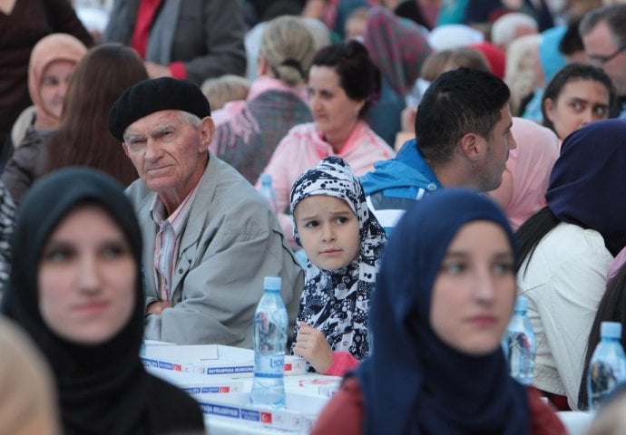 Ramazanska atmosfera: Više od 1600 postača iftarilo na Trgu slobode u Tuzli