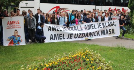 Stotine ljudi iz Gračanice krenulo u Beograd da podrže Amela Ćurića
