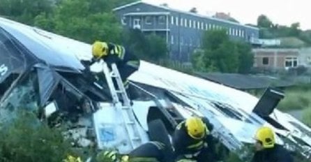 NOVA NESREĆA: Prevrnuo se autobus, jedna osoba stradala, 61 povrijeđena