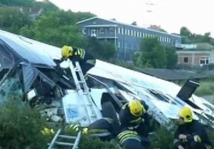 NOVA NESREĆA: Prevrnuo se autobus, jedna osoba stradala, 61 povrijeđena