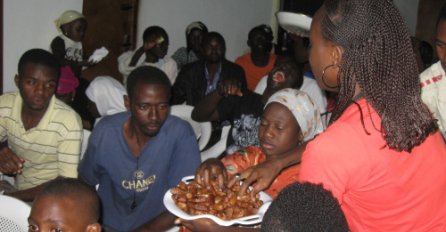 U IME SUŽIVOTA: Kršćani u Nigeriji siromašnim muslimanima dijele hranu tokom ramazana