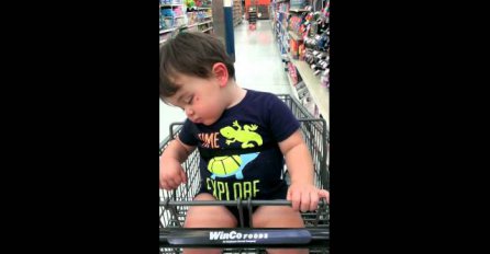 PRESLATKO: Pogledajte ovog dječaka i njegovu borbu sa snom!