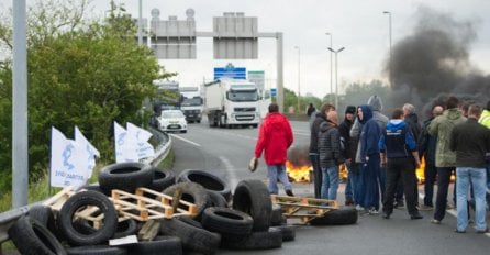 Put između Francuske i Engleske blokiran, štrajkači palili gume i izazvali haos!