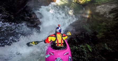Video koji ćete gledati u jednom dahu: Vožnja kajakom kroz vodopade