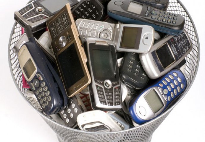 Današnji ''pametni telefoni'' još samo što ne jedu za nas, ali znate li kako je izgledao prvi mobitel ikada?