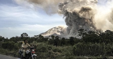 Vulkan Sinabung ponovo eruptirao: Spasioci krenuli prema planini u potrazi za preživjelima