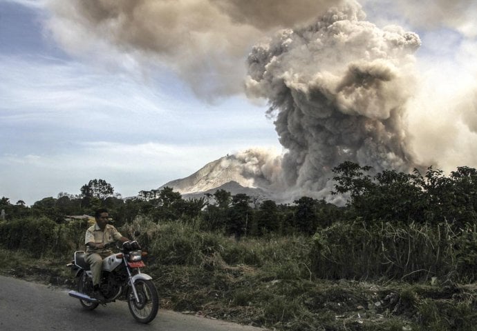 Vulkan Sinabung ponovo eruptirao: Spasioci krenuli prema planini u potrazi za preživjelima