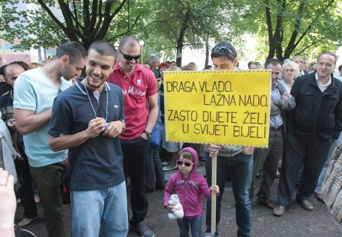 Protesti prosvjetnih radnika: Političari zatvaraju škole, a naše najbolje učenike šalju u 'bijeli svijet'!