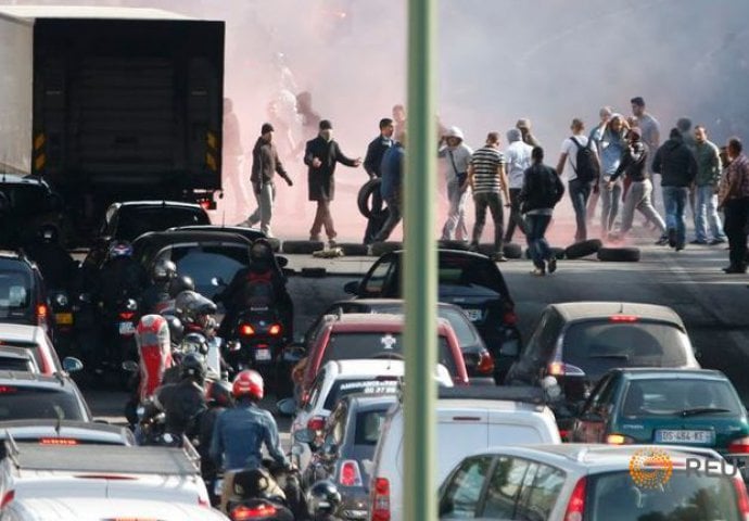 Jednodnevni štrajk u cijeloj zemlji: Taksisti blokirali aerodrome i autoputeve