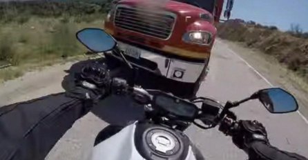 (UZNEMIRUJUĆI SNIMAK) Teško povrijeđeni motociklista snimio sopstvenu nesreću kamerom