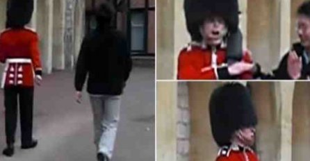 KRALJIČIN STRAŽAR UPERIO PUŠKU U TURISTU: Više mu ništa nije bilo smiješno!