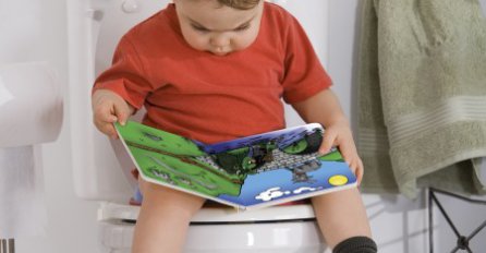 Trogodišnjak nasmijao cijeli svijet razgovarajući sam sa sobom na wc šolji (VIDEO)