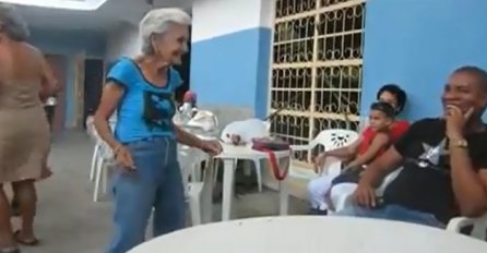 VIDEO: Pogledajte kako ova sjedokosa starica zavodi mladiće plesom